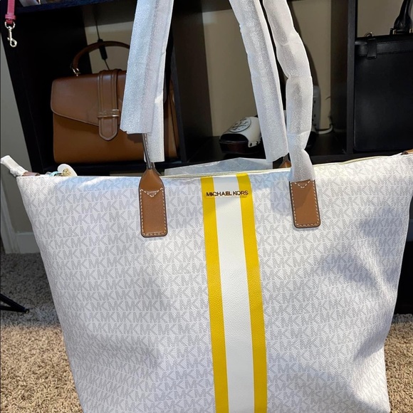 ❌SOLD❌💐💐BRANDNEW TRAVEL EXTRA LARGE TOTE💐💐 - Picture 4 of 6